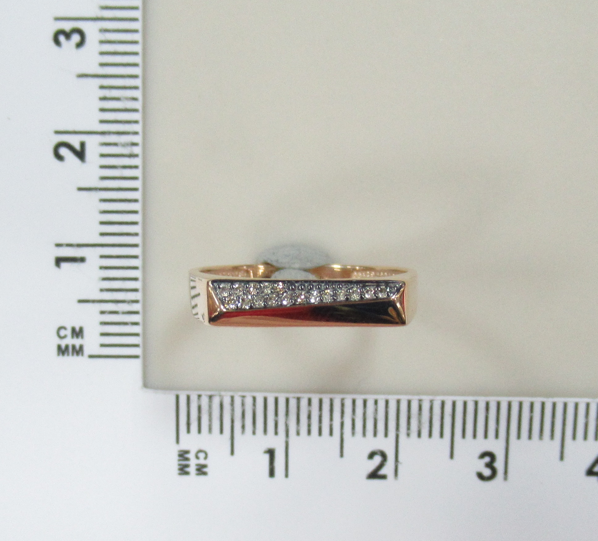 Кольцо из золота с коньячными бриллиантами